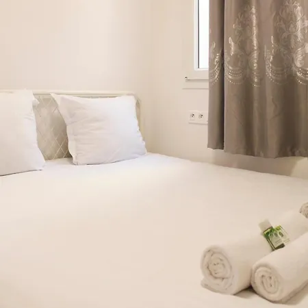 Beautiful And Spacious In The 10th *